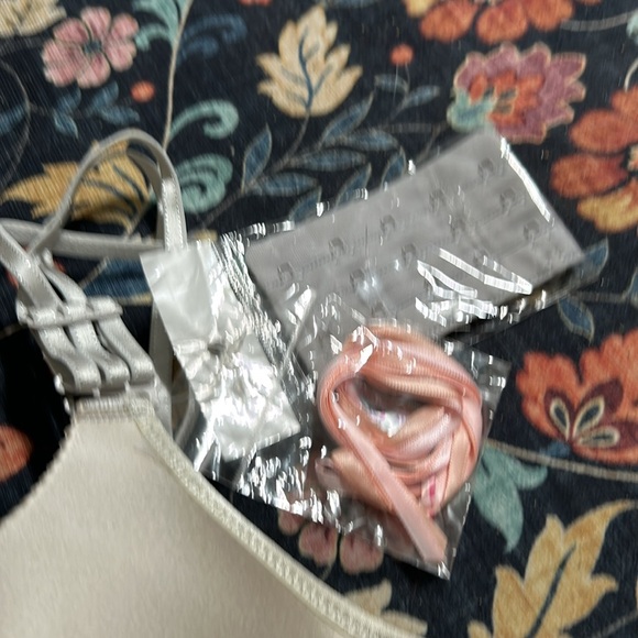 NWT Estey Bra with extension - Picture 4 of 10